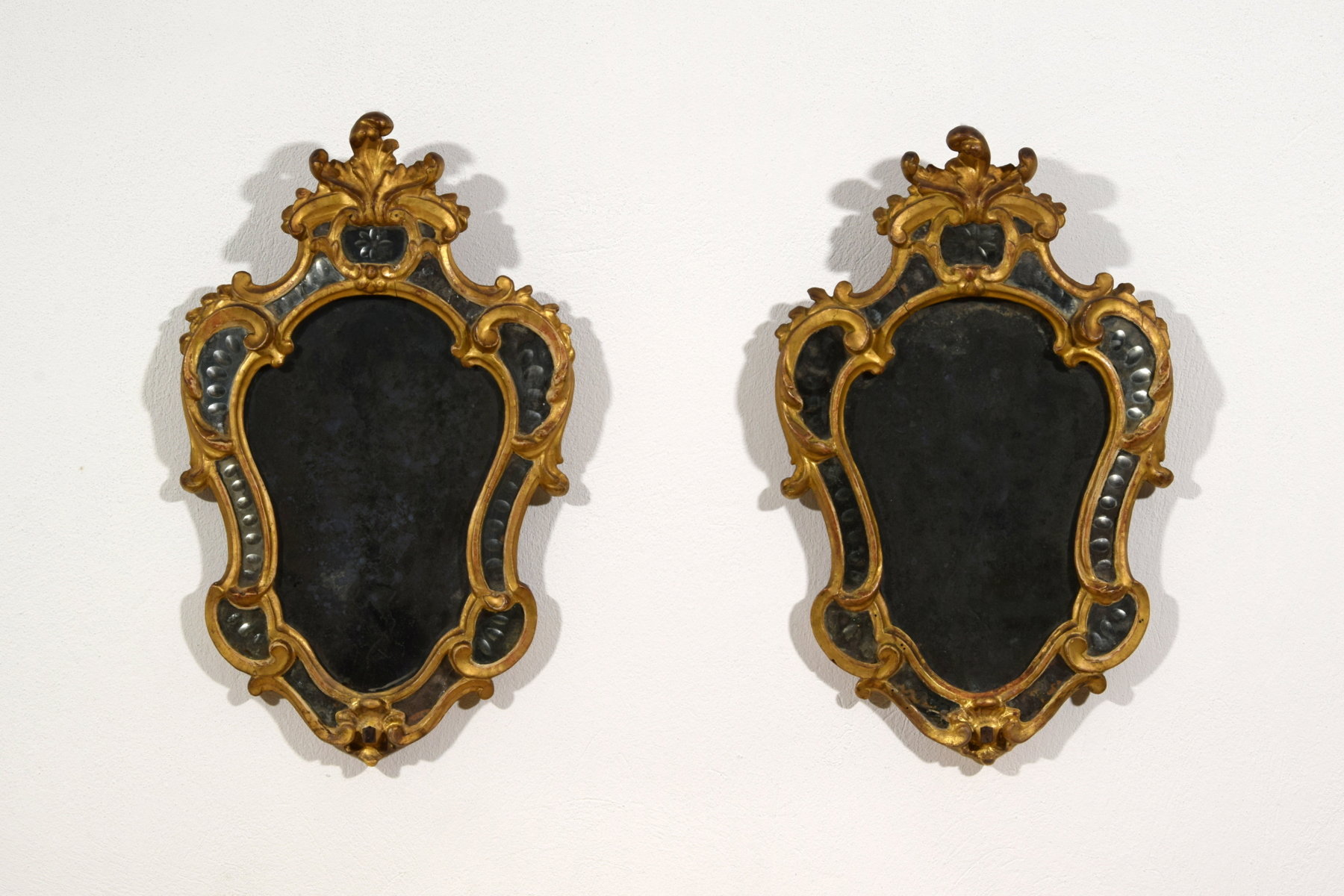 Coppia di piccole specchiere (ventole) in legno dorato, Torino, metà XVIII secolo